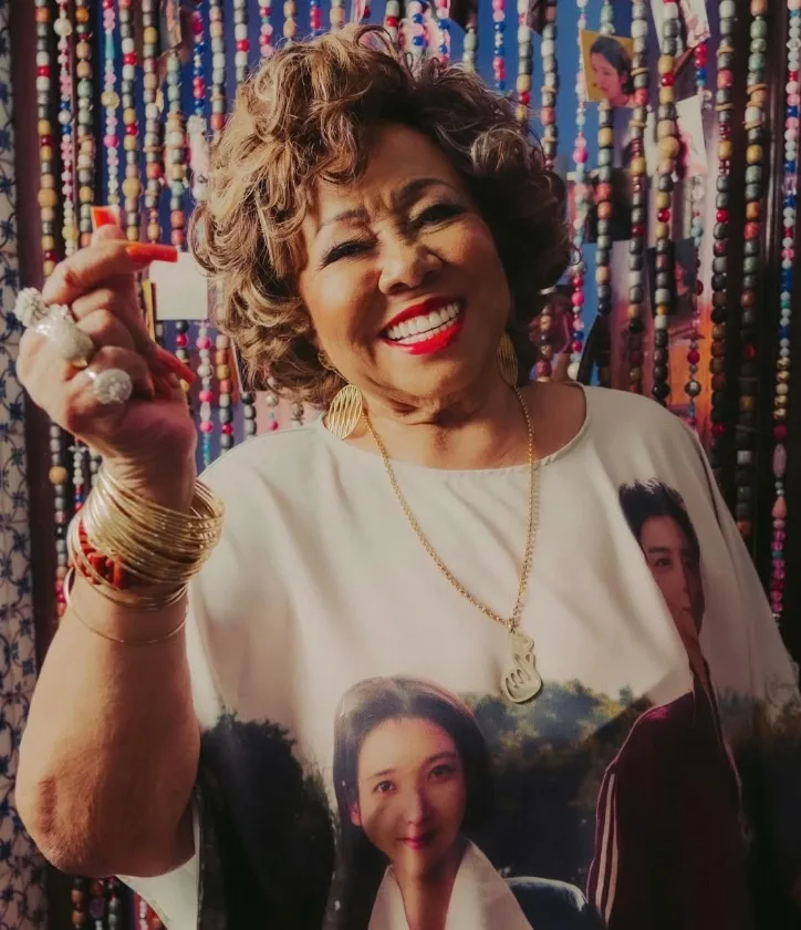 Bilíngue? Alcione surpreende ao cantar hit em coreano para divulgar dorama