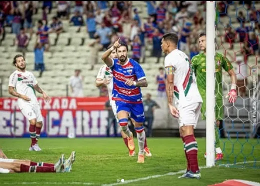 Lucero, do Fortaleza, marca o primeiro gol do Brasileirão 2025 na vitória sobre o Fluminense