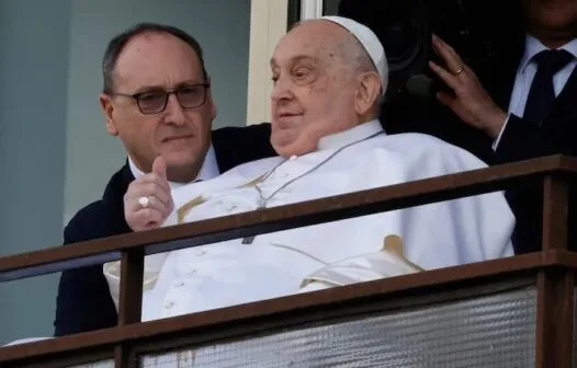 Médicos cogitaram suspender tratamento e deixar Papa Francisco morrer