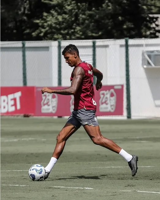 Luiz Gustavo recebe alta, mas fica 10 dias em repouso no São Paulo tratando do tromboembolismo