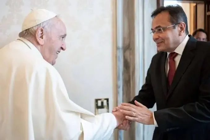 Fundador da Comunidade Católica Shalom reza diante do corpo do Papa Francisco