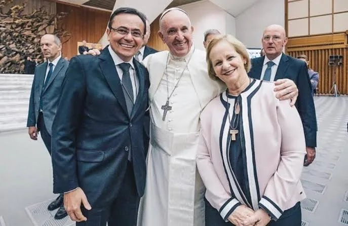 Fundador da Comunidade Católica Shalom reza diante do corpo do Papa Francisco