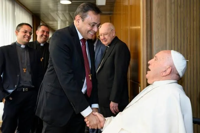 Fundador da Comunidade Católica Shalom reza diante do corpo do Papa Francisco