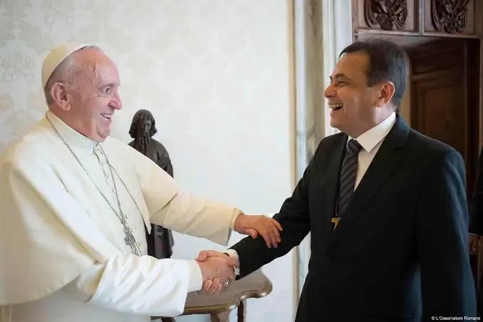 Fundador da Comunidade Católica Shalom reza diante do corpo do Papa Francisco