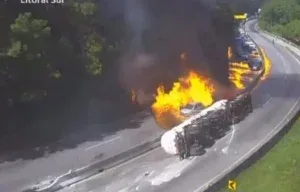 Carreta com etanol pega fogo após tombar e incendeia 25 veículos em SC