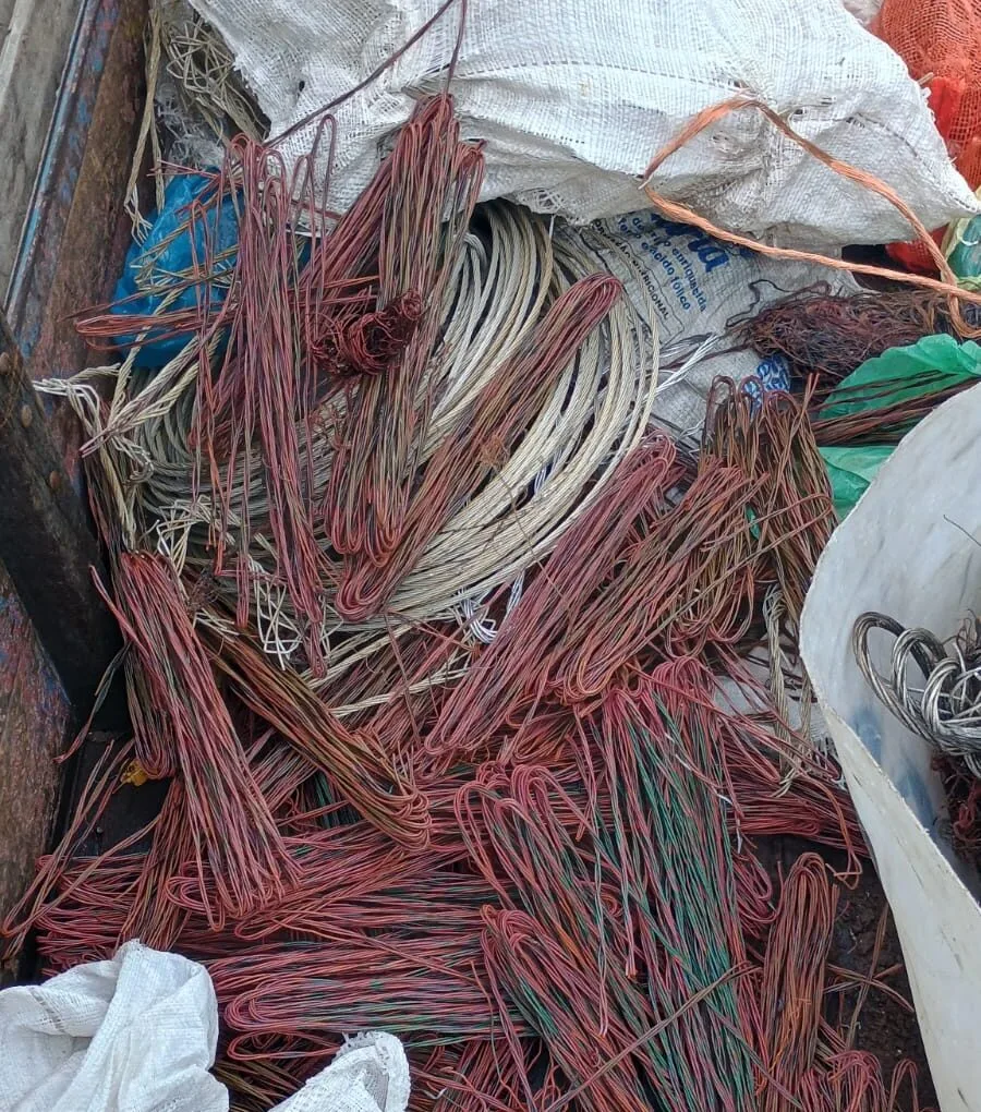 Dono de sucata é preso com 500 kg de fios elétricos e hidrômetros em Fortaleza