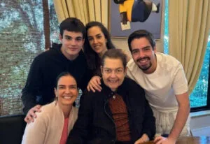 Faustão ao lado dos filhos e da esposa Luciana Cardoso