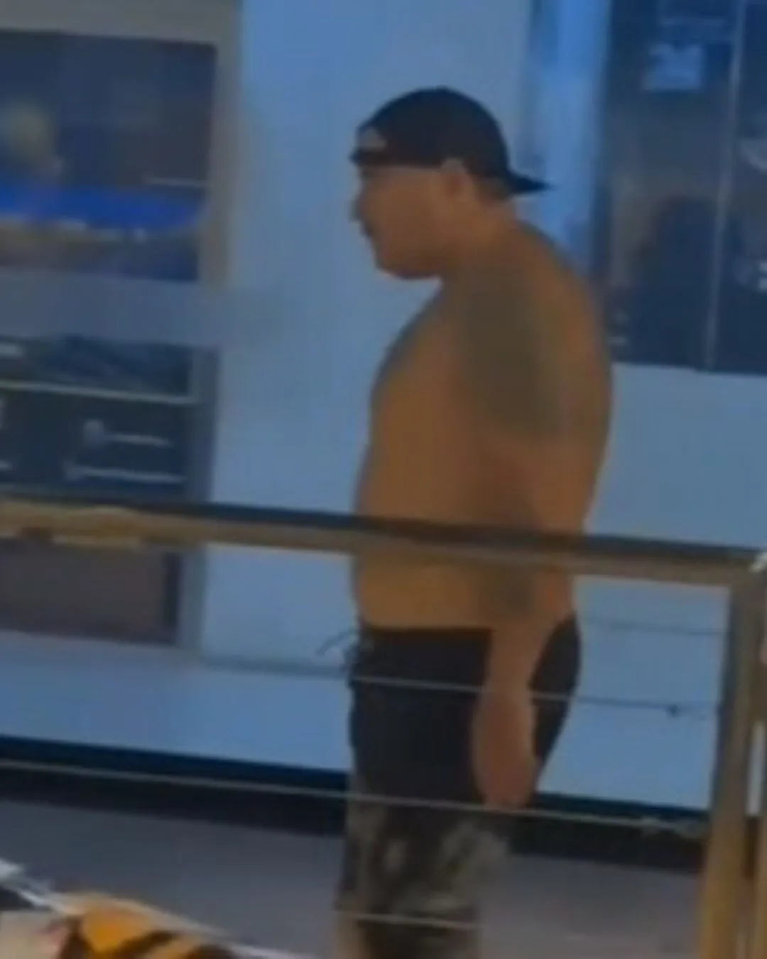 Homem invade academia, quebra equipamentos e causa confusão em Fortaleza; vídeo