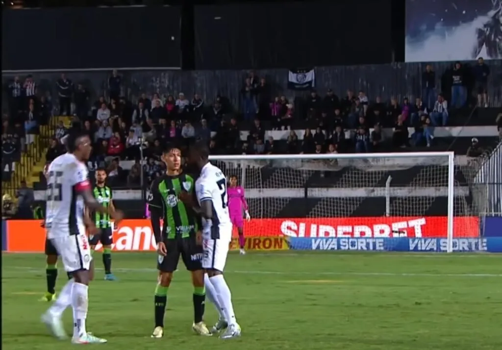Boliviano que pertence ao Santos é preso por injúria racial em jogo da Série B