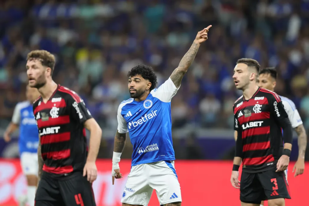 Gabigol marca de pênalti contra o ex-clube, e Cruzeiro vence Flamengo pelo Brasileirão