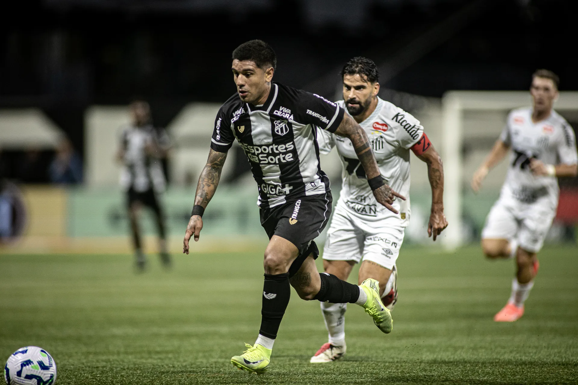 Ceará segura empate contra o Santos e entra no G-6 do Brasileirão