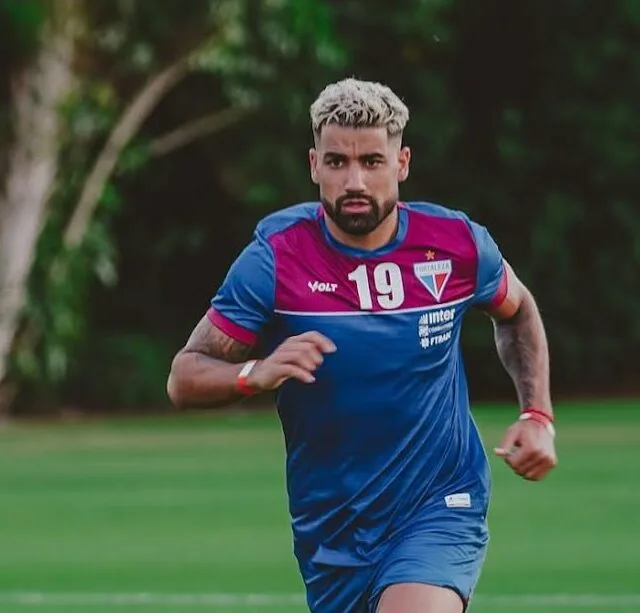 Fortaleza renova contrato com zagueiro Emanuel Brítez até 2027