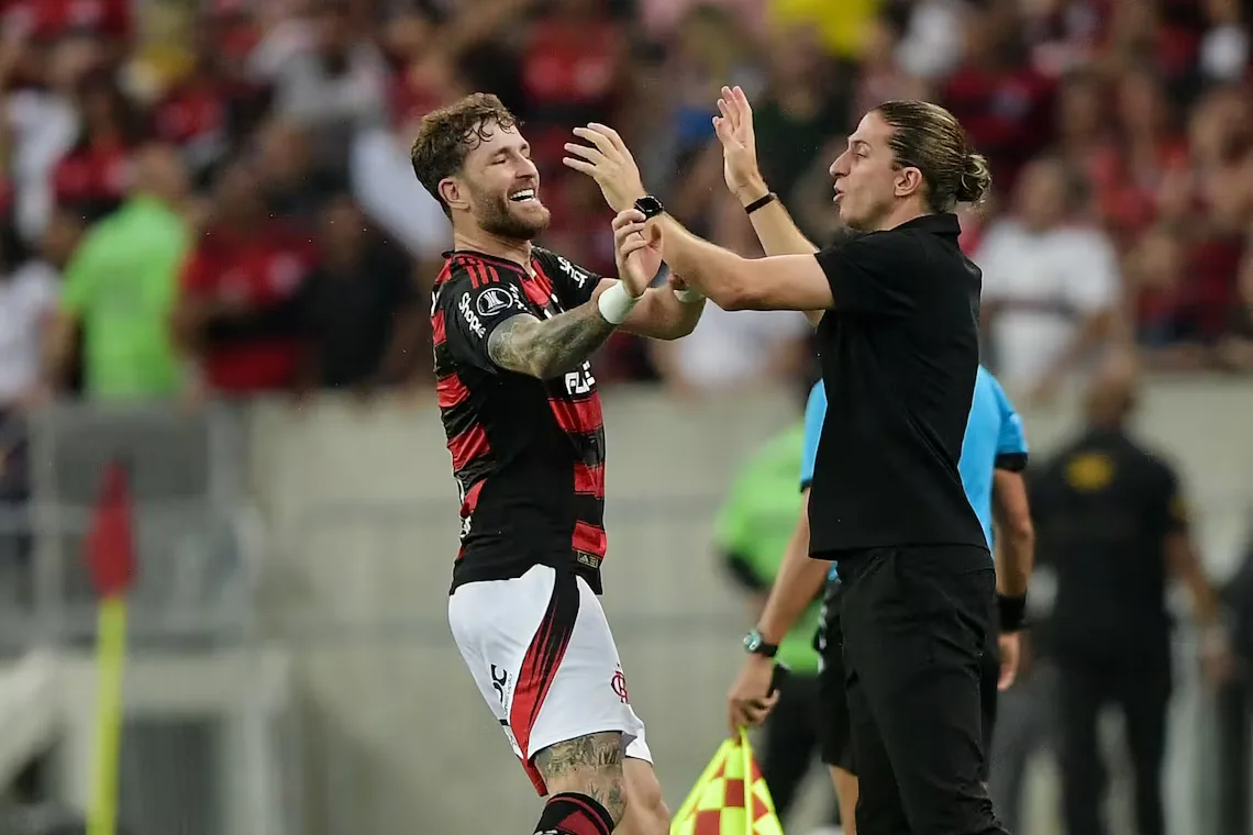 Flamengo sofre, mas vence Táchira e avança na Libertadores sob olhares de Ancelotti