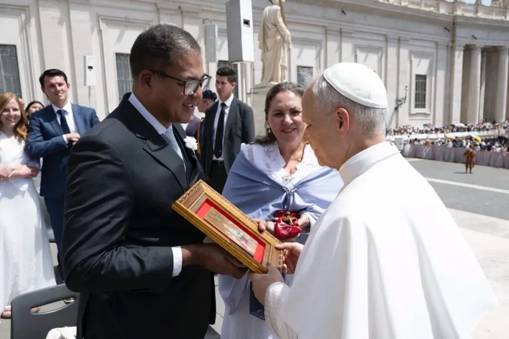 Casal que mora em Fortaleza se encontra com o Papa Leão XIV em Roma