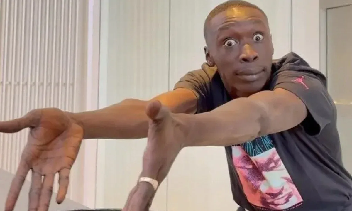 Khaby Lame, influenciador mais seguido do TikTok, é detido nos EUA por visto vencido