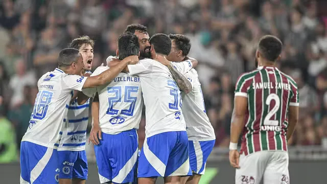 Cruzeiro vence Flu no Maracanã em despedida de Arias e vira líder do Brasileirão