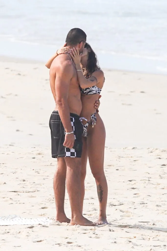 Cauã Reymond é visto aos beijos com a modelo Luana Mandarino em praia no Rio de Janeiro