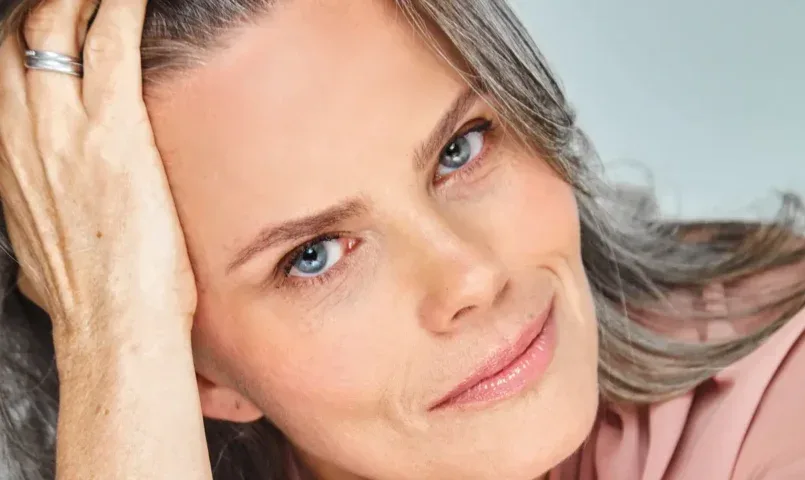 Maria Cândida realiza palestra, lança livro em Fortaleza e fala sobre menopausa e reinvenção profissional