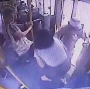 Passageira é arrastada ao reagir a tentativa de assalto dentro de micro-ônibus em Fortaleza