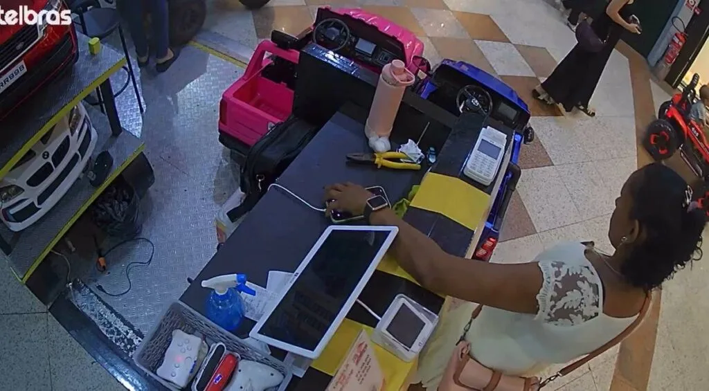 Mulher é flagrada por câmera furtando celular em quiosque de shopping em Fortaleza