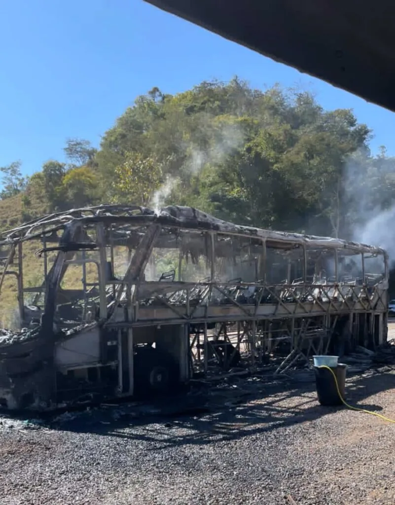 Ônibus da banda Dejavú pega fogo