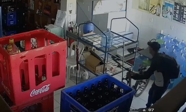 Vídeo: homem furta bicicleta de dentro de comércio no Parque São Vicente, em Fortaleza