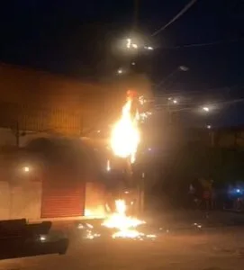 Curto-circuito em fiação provoca explosões e incêndio em rua de Fortaleza; vídeo