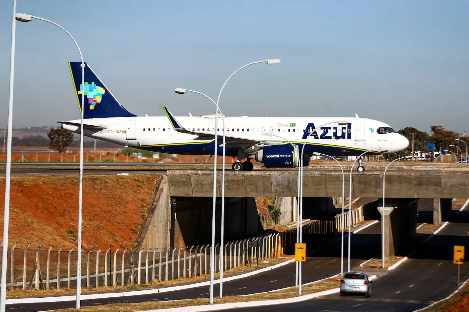 Avião da Azul faz pouso de emergência no DF após suspeita de bomba