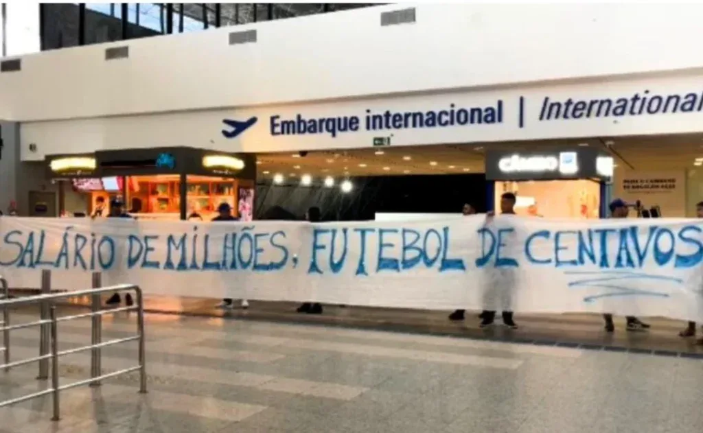 Torcedores do Fortaleza protestam no aeroporto: “salário de milhões, futebol de centavos”