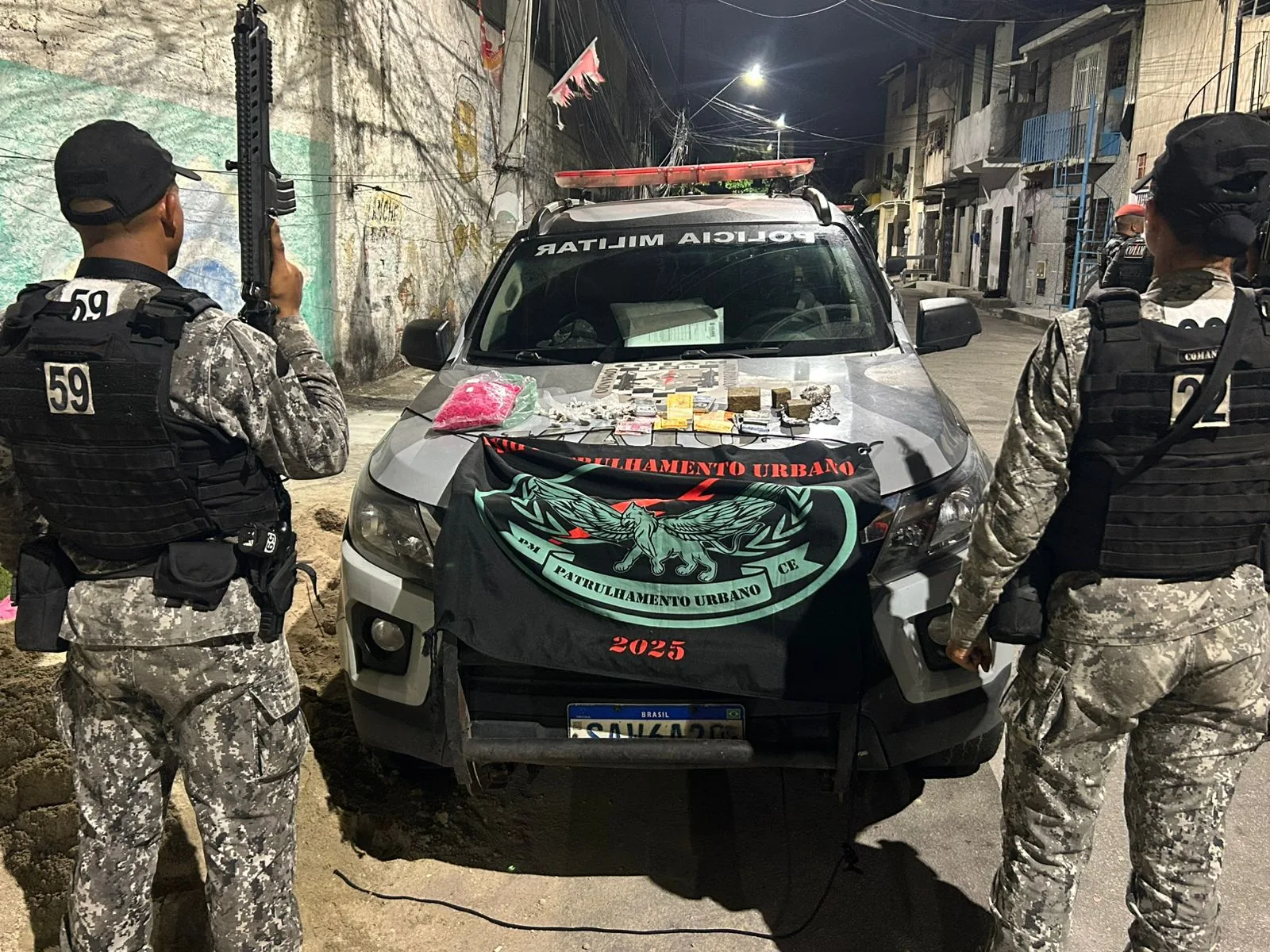 Polícia apreende drogas e materiais usados no tráfico durante treinamento no Papicu, em Fortaleza