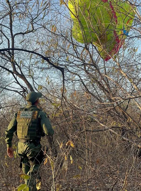 Mulher é resgatada por helicóptero da Ciopaer após decolar de parapente e se perder no Ceará
