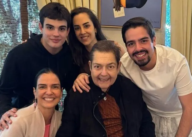 Faustão 'está bem', mas precisa de 'cautela e muita fisioterapia', diz filho do apresentador