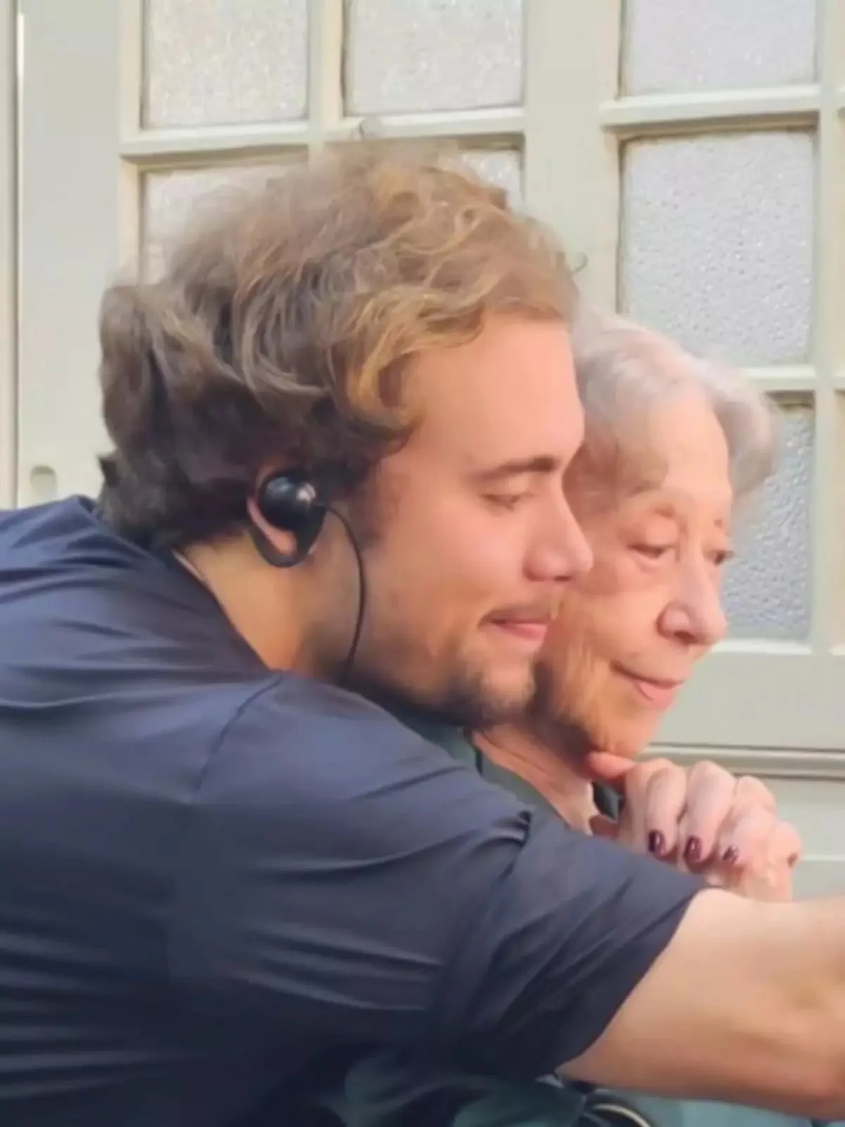 Fernanda Montenegro tieta neto em set de filmagens de 'Emergência 53': 'Seja feliz neto lindo!'