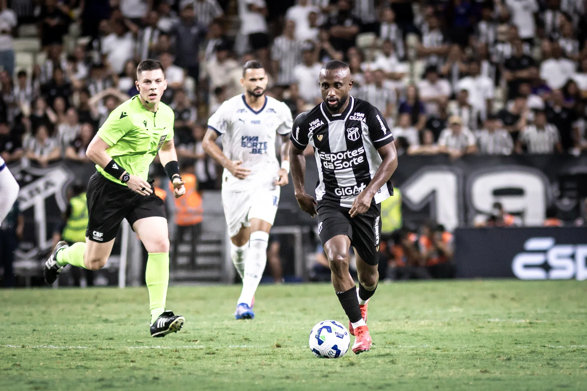 Pressionados, Ceará e Bahia mantêm posições após empate na Arena Castelão