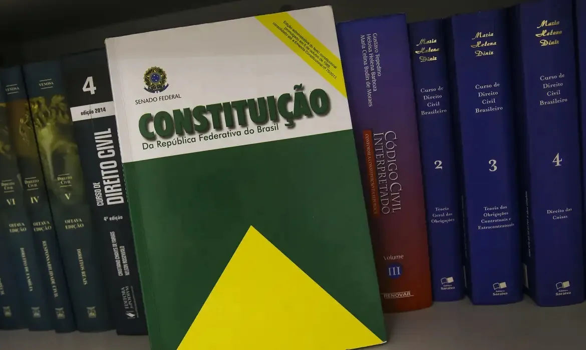Constituição Federal completa 37 anos neste domingo (5), com 136 mudanças desde a criação; confira