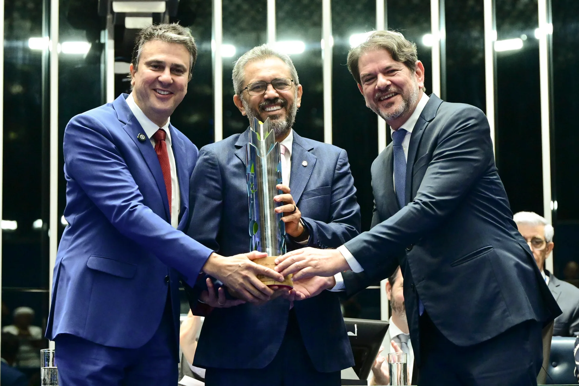 Ao lado de Camilo e Cid, Elmano recebe comenda do Senado pela alfabetização de crianças na idade certa