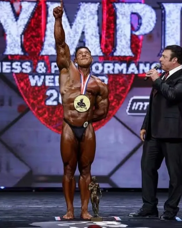Ramon Dino faz história e conquista título inédito do Mr. Olympia 2025 em Las Vegas