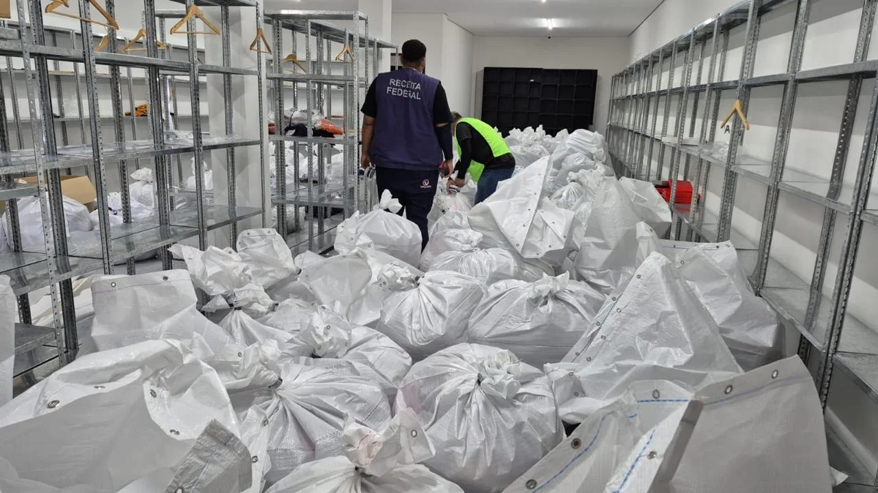 Operação da Receita Federal e PMCE apreende 235 volumes de produtos falsificados em Fortaleza