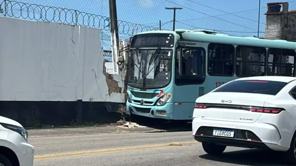Ônibus bate no muro do campo de treino do Ceará e deixa trânsito lento em Fortaleza
