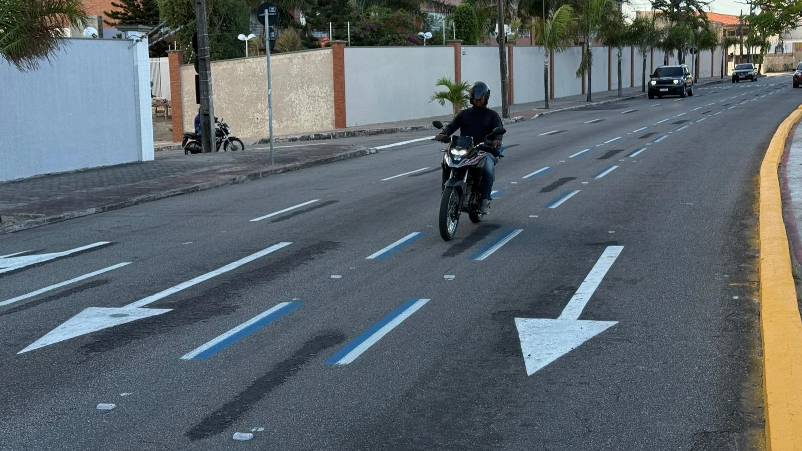 Fortaleza conclui primeira Faixa Azul para motos na Av. Humberto Monte; confira