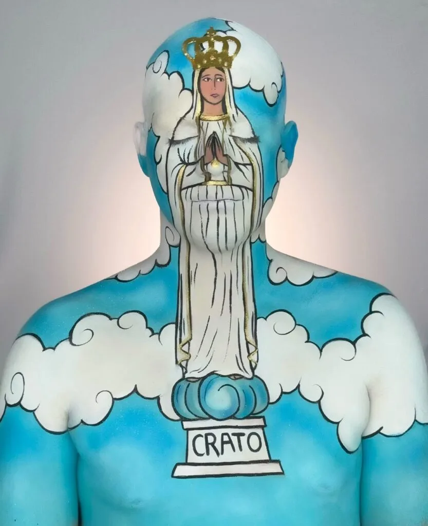 Artista cearense surpreende ao homenagear monumento de Nossa Senhora de Fátima com pintura corporal