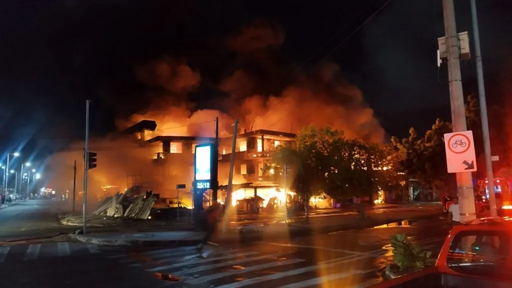 Incêndio sucata Chico Alves, em Fortaleza
