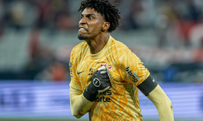 Hugo Souza é ofendido por torcedores da Lusa após vaga do Corinthians: 'Piolhento, favelado...'