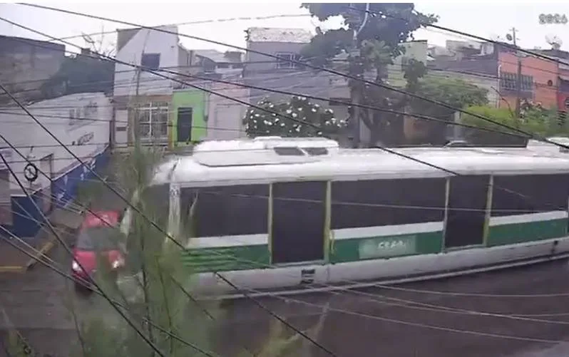 Carro é atingido por VLT ao atravessar linha férrea em Sobral, no Ceará