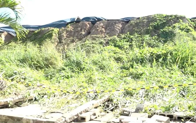 Com fissuras em barragem, água segue escoando para casas em comunidade de Fortaleza