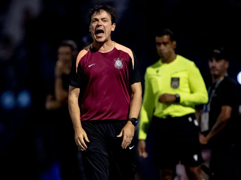 Corinthians segue sem sofrer gols com Diniz e iguala melhor sequência defensiva da década