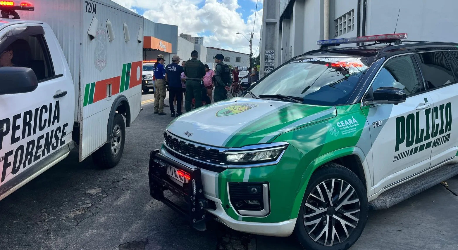 Motociclista por aplicativo morre após sofrer descarga elétrica ao pichar muro em Fortaleza