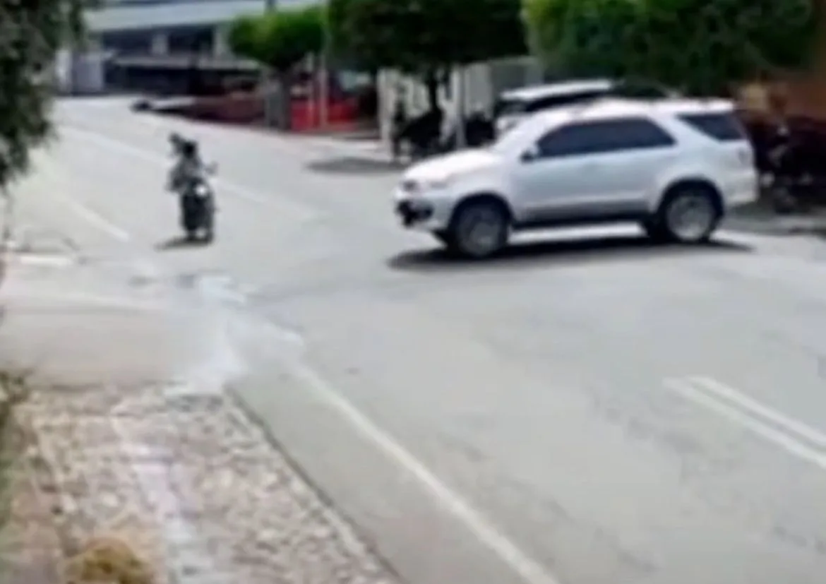 Picape em alta velocidade atinge moto com três pessoas no interior do Ceará