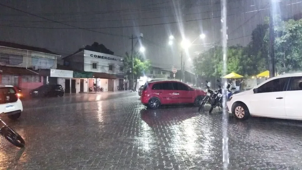 Inmet emite alertas amarelo e laranja para chuvas intensas em todo o Ceará neste sábado (9)