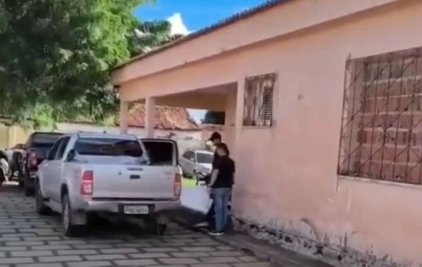 Homem é preso após ameaçar decepar mãos da irmã com foice em Quixeramobim, no Ceará